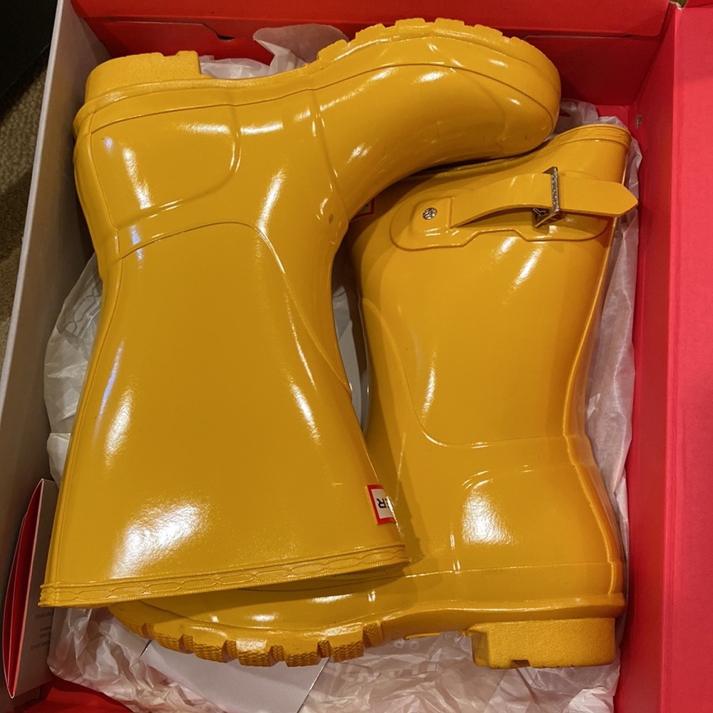 Hunter boots in yellow. Size 7, fits like a size 8.